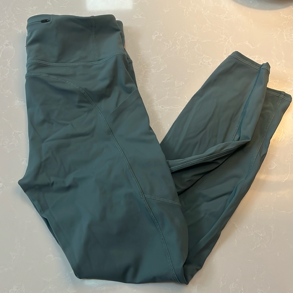 Vuori Stride Legging. Size medium.  Color Iron. New without tags.